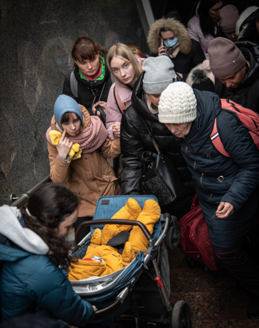 © Justyna Mielnikiewicz / MAPS - 3 mars 2022, Lviv La circulation à l'intérieur et autour de la gare est bien organisée pour éviter le chaos des personnes déplacées traumatisées qui arrivent. Des trains spéciaux sont fournis gratuitement et les emmènent vers la frontière. Les déplacés internes venus de toute l'Ukraine partent à l'étranger ou restent près de Lviv.